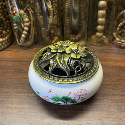 Lư sứ màu trắng